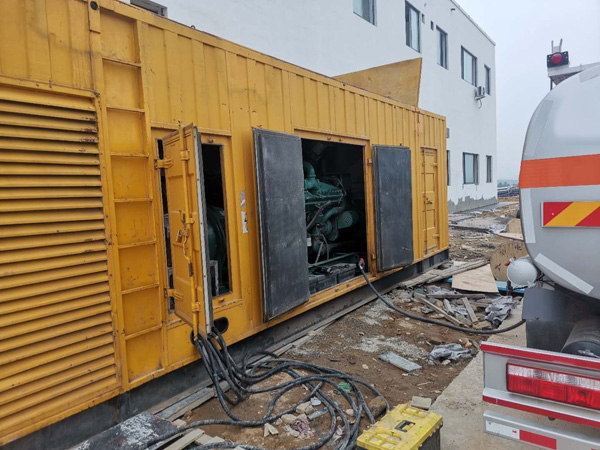 幸福路街道如何在发电机出租合同中约定设备的维修和保养责任？