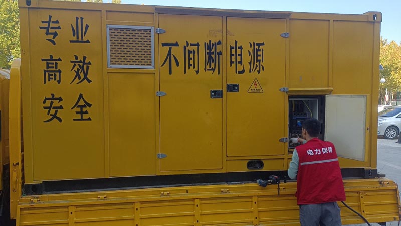幸福路街道柴油发电机组和UPS电源配合使用时，如何避免切换过程中的电力中断？