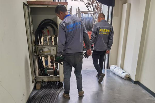幸福路街道柴油发电机组的输出电压调节方式对设备性能有哪些影响？